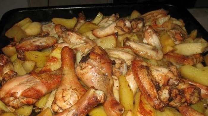 Картофель с куриным мясом в духовке