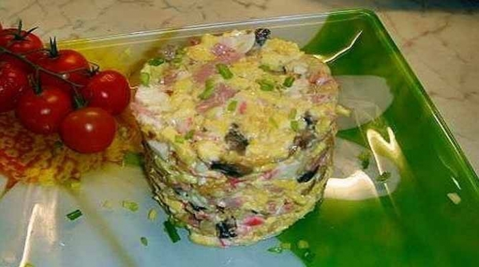 Салат с омлетом, грибами и чесноком. Авторский рецепт от подписчика