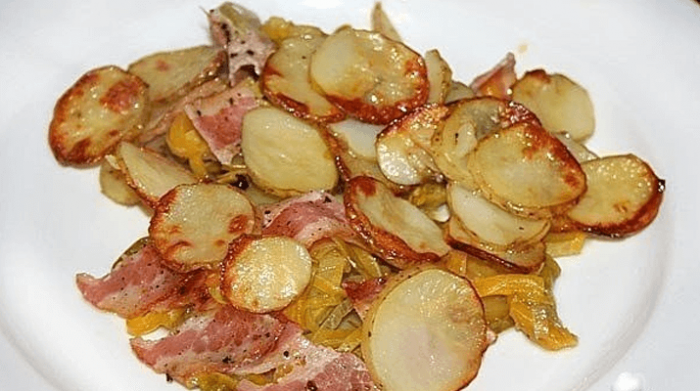 Запеченный молодой картофель с овощами и беконом