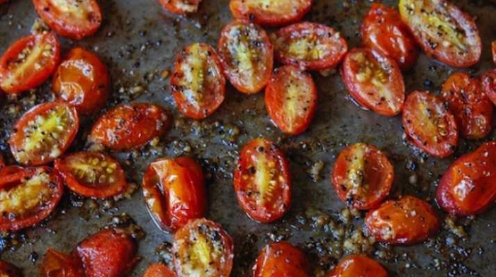 Жареные помидоры черри с чесноком