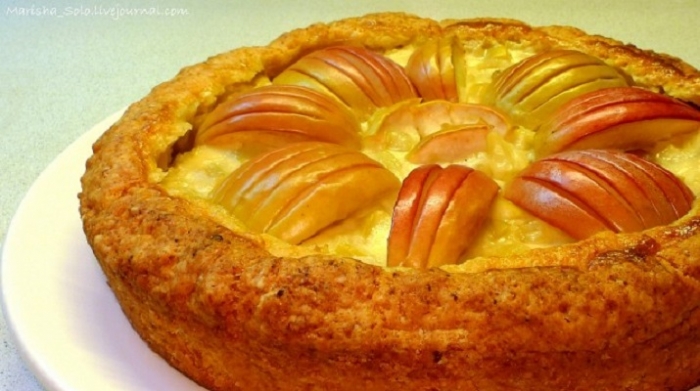 Яблочный пирог с яично-сметанной заливкой