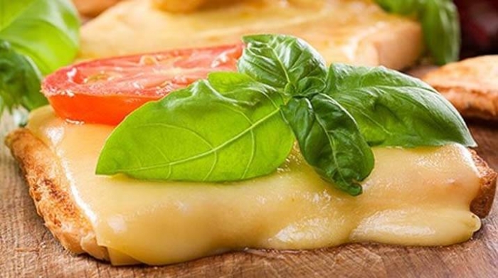 Тартинки с сыром и томатами (на скорую руку)