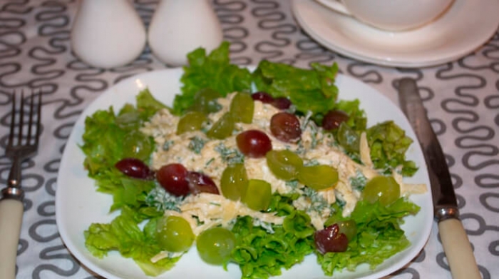 Салат с виноградом, сыром и чесноком