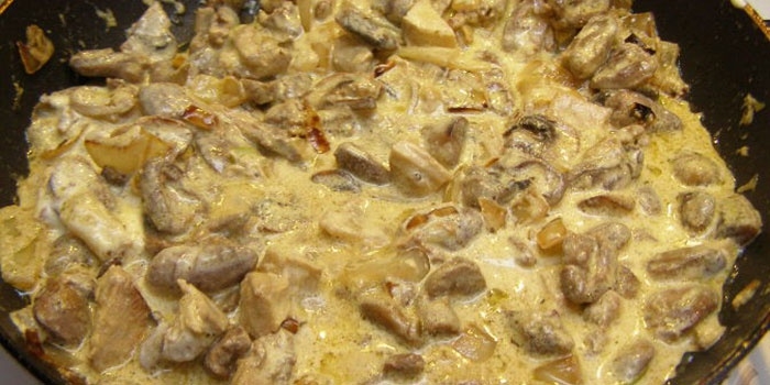 Рецепт-находка для хозяек — куриные желудочки, тушеные с грибами