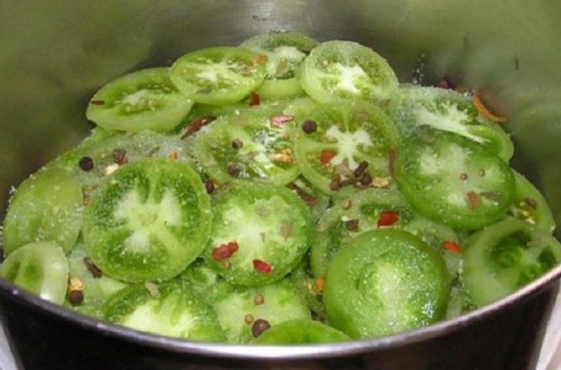Рецепт вкусных простых зеленых помидор. Помидоры солёные зелёные. Зелёные помидоры разрезанные. Зеленые помидоры малосольные кусочками. Зеленые помидоры кружочками на зиму.